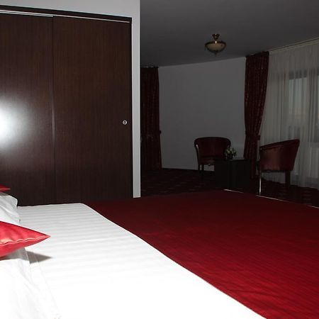 Hotel Royal 2 Urziceni Exteriér fotografie