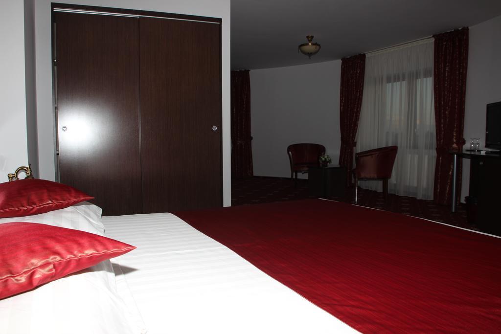 Hotel Royal 2 Urziceni Exteriér fotografie